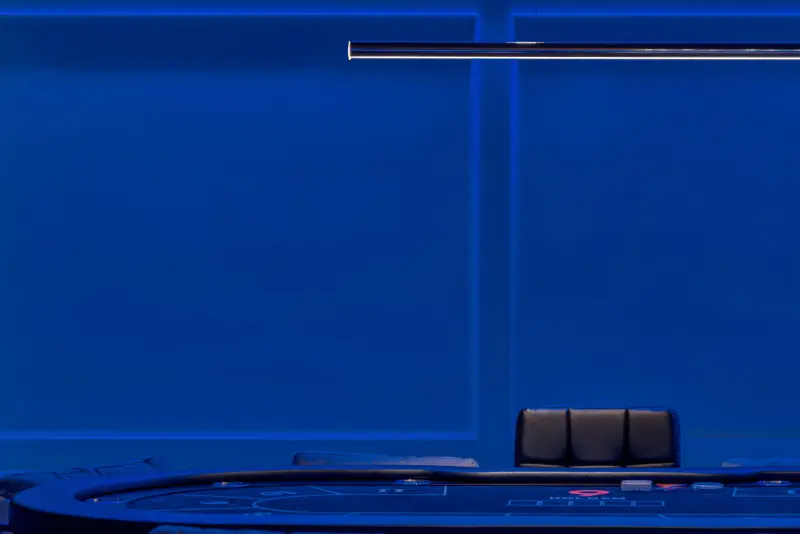 코발트블루 무드의 모던 홀덤 라운지